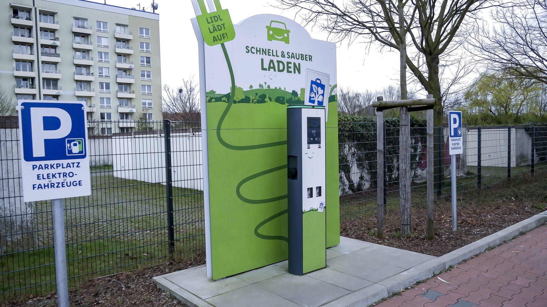 Nabíjecí stanice pro elektromobily na parkovišti prodejny Lidl
