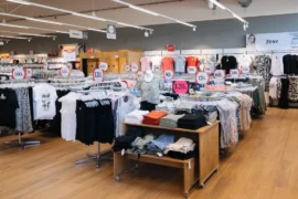 Woolworth láká zákazníky Pepca i&nbsp;Actionu: V&nbsp;Praze otvírá v&nbsp;červenci 2026 druhý obchod a&nbsp;sráží ceny