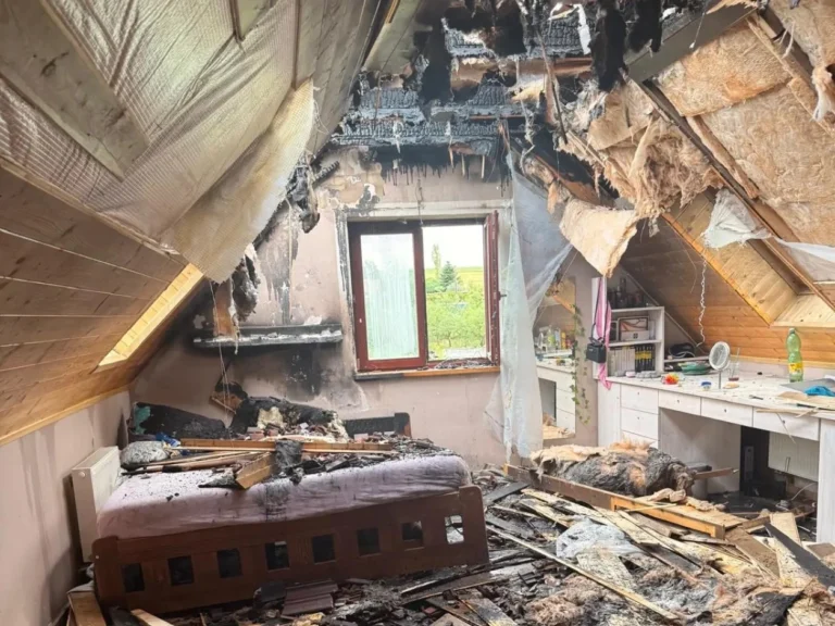Obyčejná nabíječka jim zničila život. Rodině na Litoměřicku shořel dům, skládá se na ni celé Česko. Podívali jsme se, jak se chránit