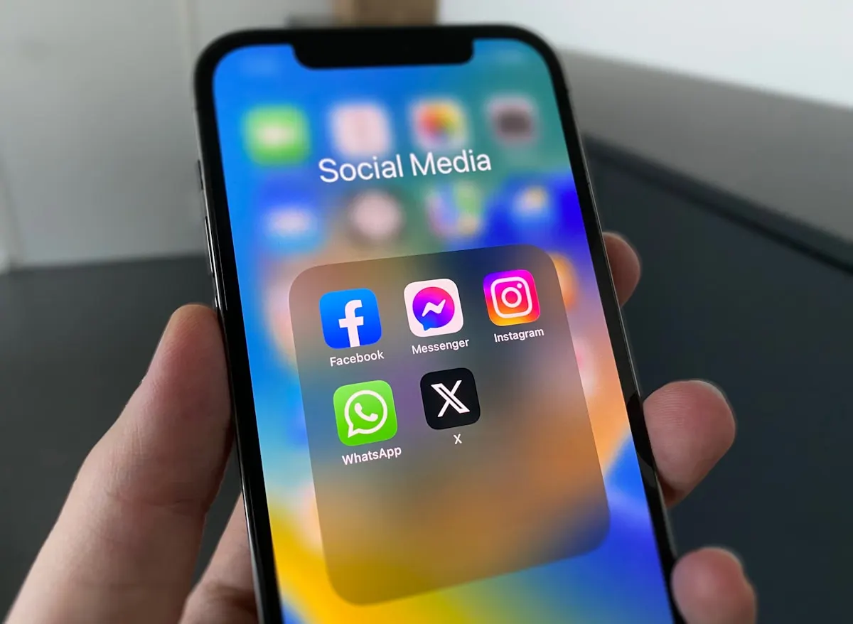 Telefon se složkou sociálních aplikací včetně Facebooku, Messengeru, Instagramu a WhatsAppu