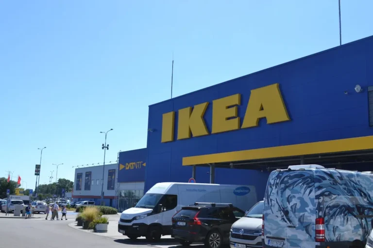 IKEA končí s&nbsp;řadou MALM (2026): Miliony Čechů ji mají doma, u&nbsp;starších kusů hrozí překlopení