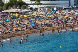 Řekové v&nbsp;sezóně 2026 zuří z&nbsp;chování turistů. Hrozí pokuty i&nbsp;ostuda. Proviňují se i&nbsp;Češi