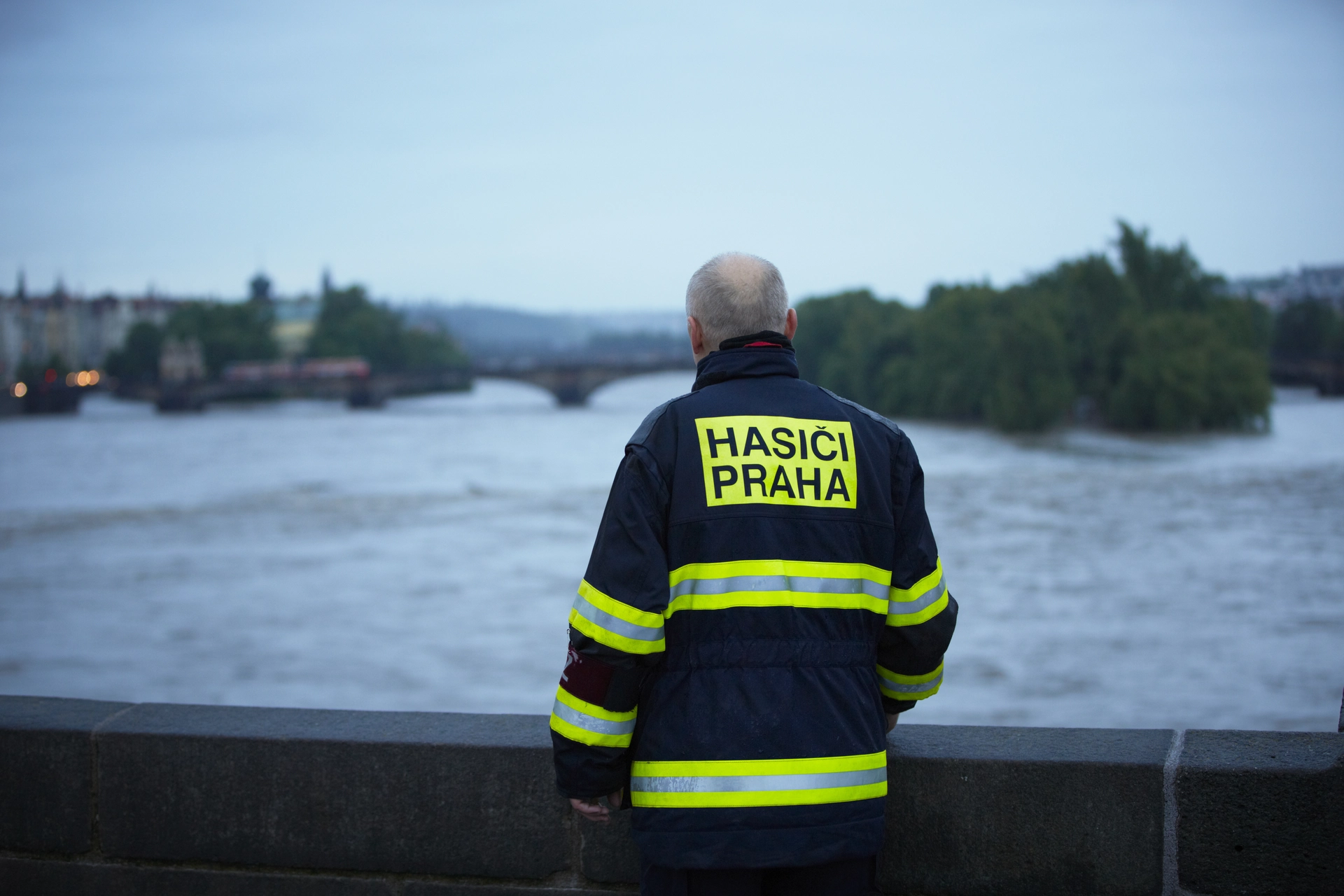 Hasiči varují: Spotřebiče na noc vypínejte, nebezpečná může být i&nbsp;myčka. Pozor na nabíječky