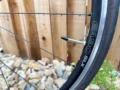 Cyklisté, pozor na utahování ventilku. Jeho přetažení je častá chyba, která vede k&nbsp;defektu