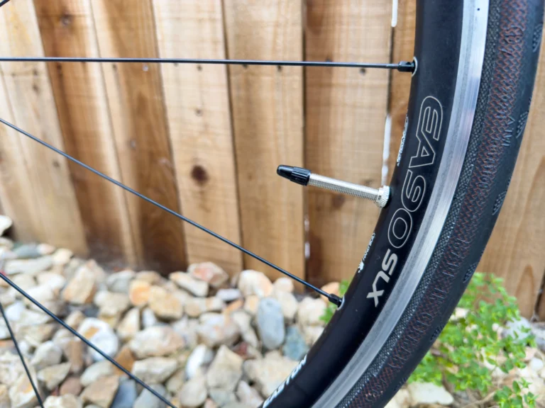 Cyklisté, pozor na utahování ventilku. Jeho přetažení je častá chyba, která vede k&nbsp;defektu