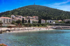 Makarská v&nbsp;roce 2026 bez turistů? Sezóna je napjatá, Češi více počítají. Cena jim nevoní