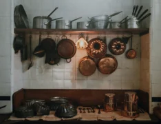 Kuchyňské vybavení po babičce je poklad: Kávové mlýnky, bruselský porcelán i&nbsp;litina Wagner stojí dnes tisíce