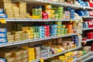 EU opět úřaduje: Zákaz se od srpna 2026 dotkne másel, džemů, smetany do kávy i&nbsp;hotelové kosmetiky