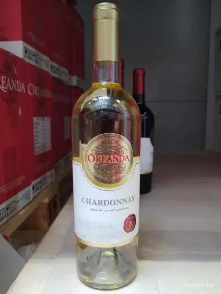 Láhev vína Oreanda Chardonnay na inspekčním snímku
