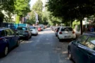 Pokuta za parkování před vlastním domem v&nbsp;roce 2026: Češi nenechávají dost místa, diví se pokutám až 10 tisíc Kč