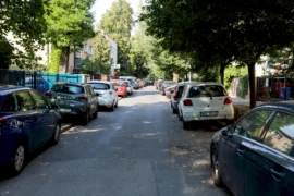 Pokuta za parkování před vlastním domem v&nbsp;roce 2026: Češi nenechávají dost místa, diví se pokutám až 10 tisíc Kč