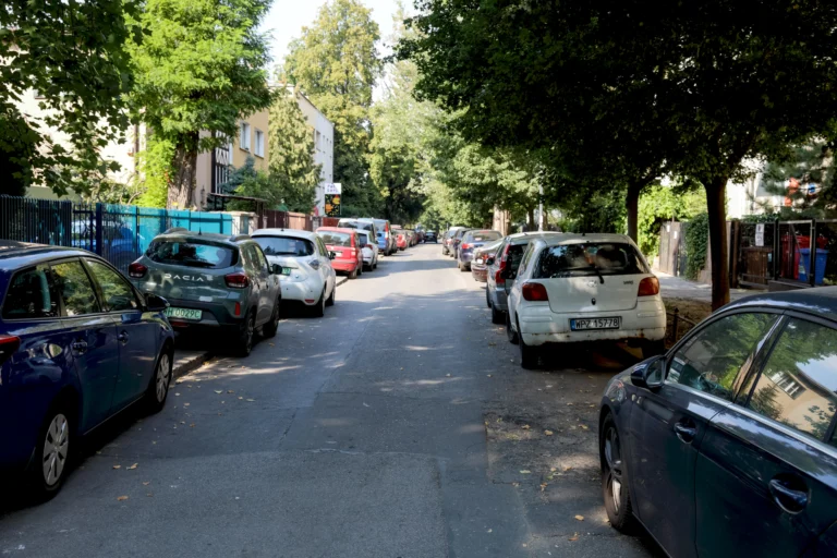 Pokuta za parkování před vlastním domem v&nbsp;roce 2026: Češi nenechávají dost místa, diví se pokutám až 10 tisíc Kč