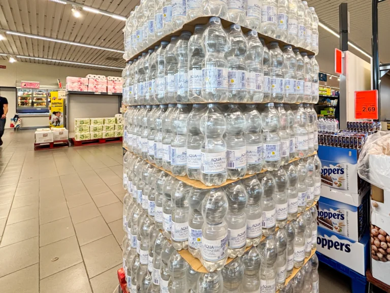 Zákaz balených vod od EU je hoax: Skutečné nařízení chystá jiné změny, než sociální sítě tvrdí