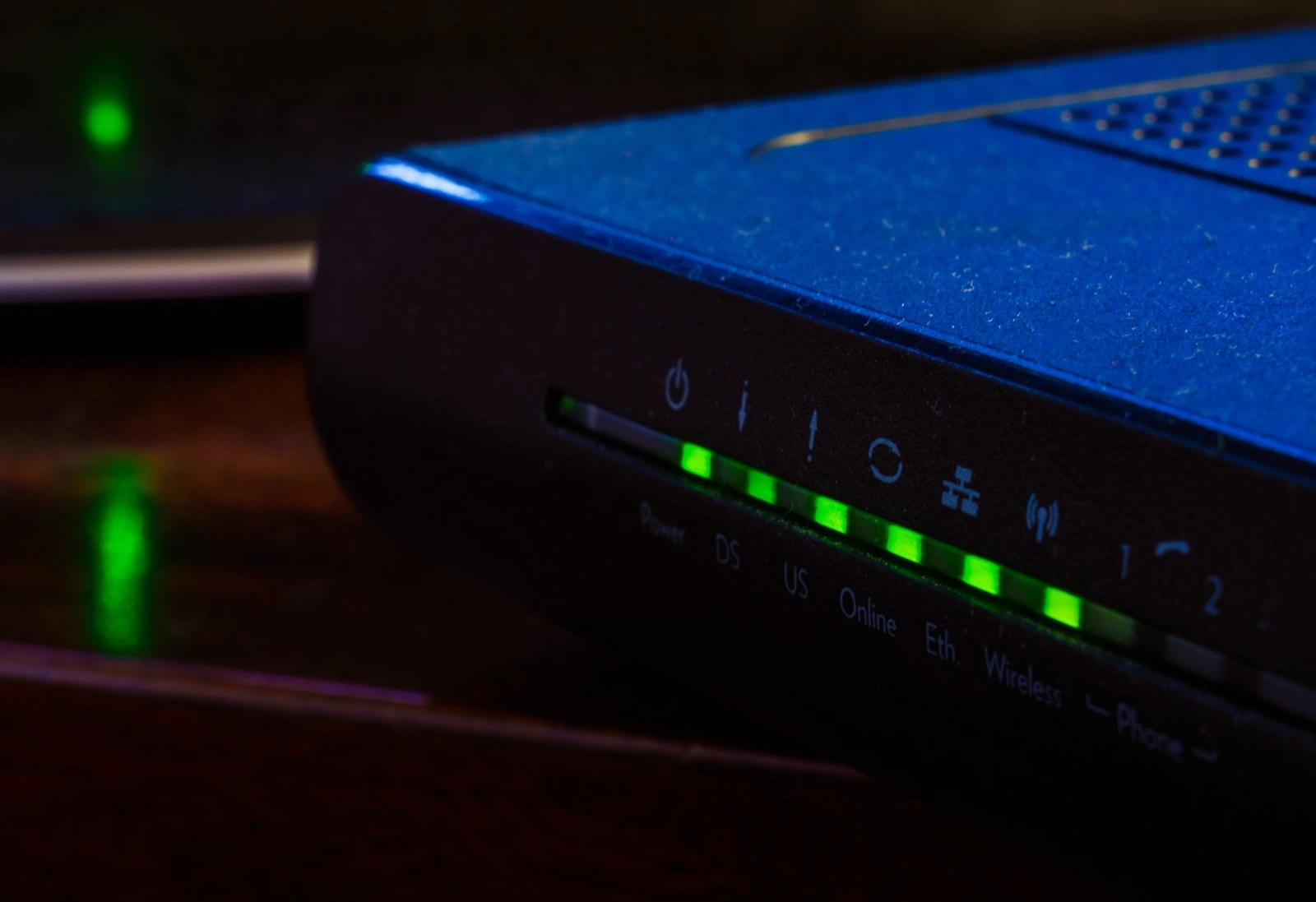 Router se svítícími kontrolkami ve tmě