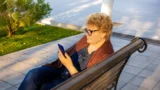 Internetem koluje příspěvek 200&nbsp;Kč&nbsp;na telefon pro seniory: Stačí požádat operátora a&nbsp;doložit nárok
