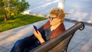 Internetem koluje příspěvek 200&nbsp;Kč&nbsp;na telefon pro seniory: Stačí požádat operátora a&nbsp;doložit nárok