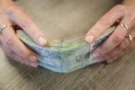 Média lákají na příspěvek 50&nbsp;000&nbsp;Kč&nbsp;od státu: Zaměstnanci si mnou ruce, o&nbsp;bonusu na kurzy se šéf nedozví