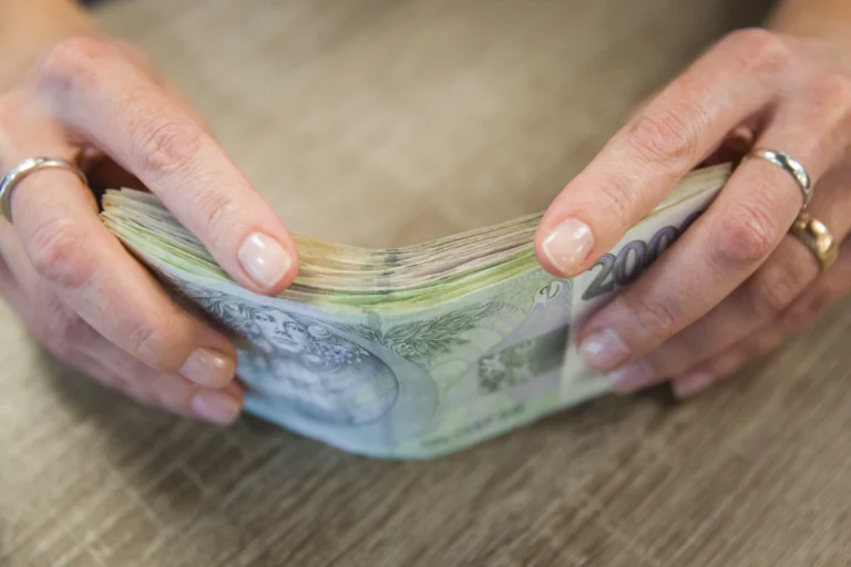 Média lákají na příspěvek 50&nbsp;000&nbsp;Kč&nbsp;od státu: Zaměstnanci si mnou ruce, o&nbsp;bonusu na kurzy se šéf nedozví