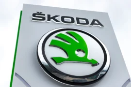 Legendární okřídlený šíp končí: Škoda Group hledá nové logo, na používání už nebude mít právo