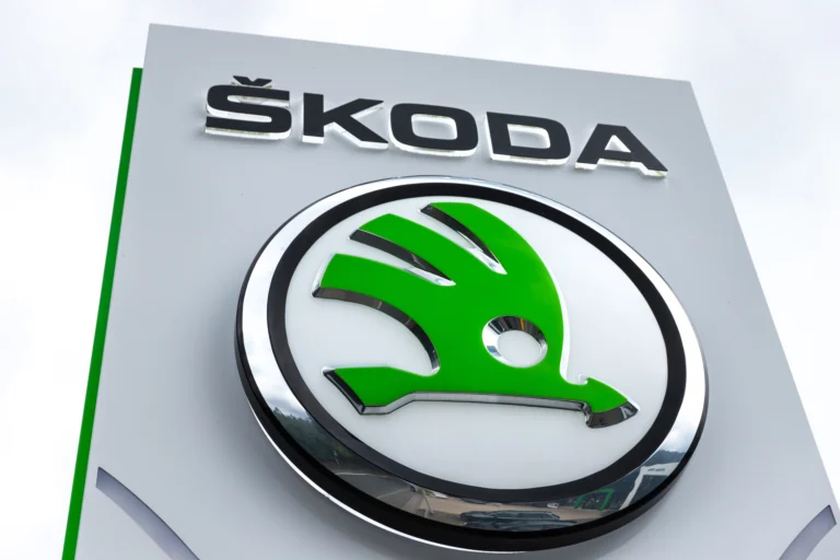Legendární okřídlený šíp končí: Škoda Group hledá nové logo, na používání už nebude mít právo Legendární okřídlený šíp končí: Škoda Group hledá nové logo, na používání už nebude mít právo
