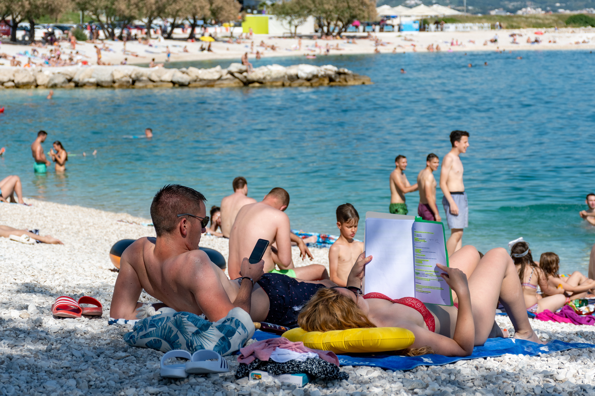 Chorvatům už dochází trpělivost s&nbsp;bezohlednými turisty (2026): „Rezervace ručníkem“ končí, o&nbsp;věci můžete přijít