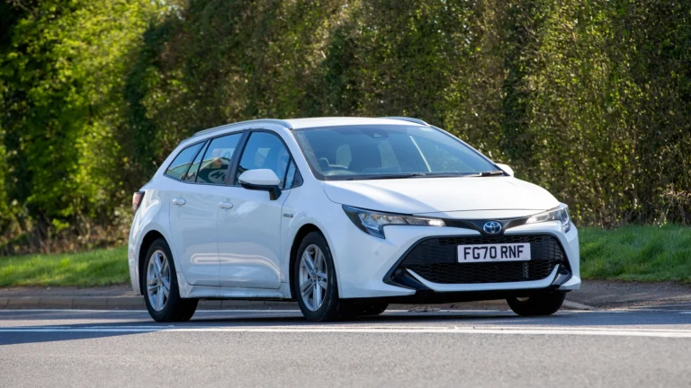 Auto jako stvořené pro Čechy: Toyota Corolla Hybrid spálí do 5 litrů a je nyní o 128 000 Kč levnější Auto jako stvořené pro Čechy: Toyota Corolla Hybrid spálí do 5 litrů a je nyní o 128 000 Kč levnější