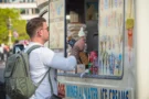 „Banka mi jen tak poslala peníze.“ Air Bank ve vedrech rozdává bonus „na zmrzlinu“, jeho získání je podivné