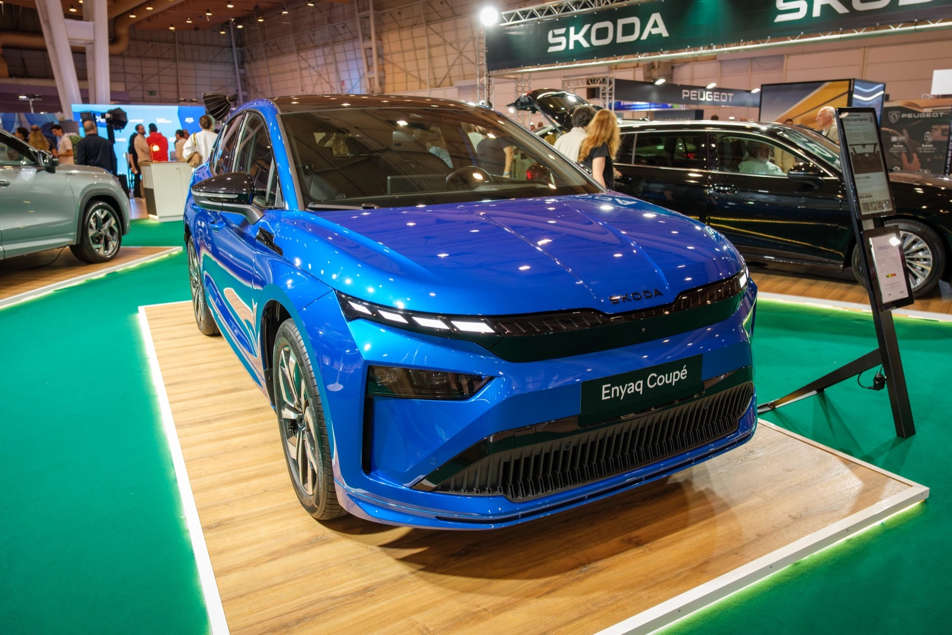 Modrá Škoda Enyaq Coupé na autosalonu
