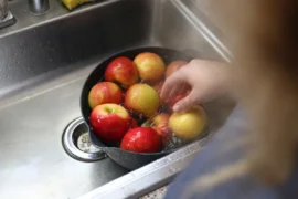 SZÚ se konečně vyjádřilo: K&nbsp;umytí ovoce stačí voda a&nbsp;specifické tření. Nevěřte přípravkům z&nbsp;drogerie