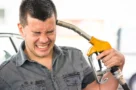 Mladí se prý bojí tankovat, panikaří z&nbsp;toho 62&nbsp;%&nbsp;mladých řidičů. Přinášíme pro ně návod, i&nbsp;chyba se dá zachránit