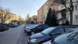 „Soused má 5 aut, já nemám kde parkovat,“ sdílí lidé na sítích. Podívala jsem se, kdy můžete zavolat policii a&nbsp;kdo je v&nbsp;právu