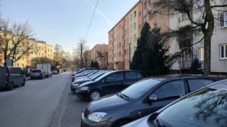 „Soused má 5 aut, já nemám kde parkovat,“ sdílí lidé na sítích. Podívala jsem se, kdy můžete zavolat policii a&nbsp;kdo je v&nbsp;právu
