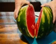 Češi v&nbsp;supermarketu strkají 2 prsty k&nbsp;melounu. Jde o&nbsp;trik, jak zjistit, že je zralý. Poklepání má své mouchy