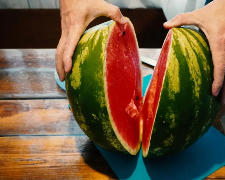 Češi v&nbsp;supermarketu strkají 2 prsty k&nbsp;melounu. Jde o&nbsp;trik, jak zjistit, že je zralý. Poklepání má své mouchy