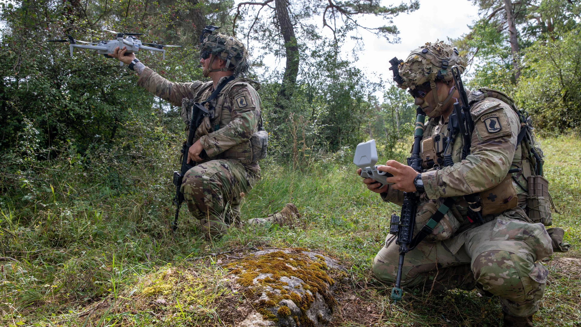 Domácí vs. armádní drony používané na Ukrajině (2026): DJI Mavic létá i&nbsp;nad frontou, vojenské stroje ale sází na optické vlákno