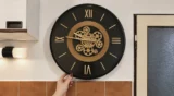 Nástěnné hodiny z&nbsp;Actionu za 499&nbsp;Kč&nbsp;mě okouzlily. S&nbsp;55&nbsp;cm na ně vidíte i&nbsp;bez brýlí, baterie v&nbsp;balení chybí (Recenze)