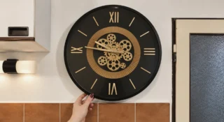 Nástěnné hodiny z&nbsp;Actionu za 499&nbsp;Kč&nbsp;mě okouzlily. S&nbsp;55&nbsp;cm na ně vidíte i&nbsp;bez brýlí, baterie v&nbsp;balení chybí (Recenze)