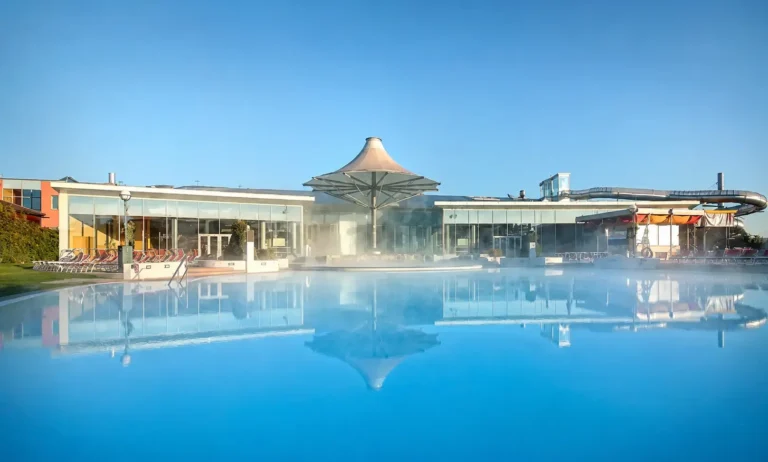 Nejlepší termály pro Čechy (2026): Rakouské Laa leží 2 kilometry od hranic, voda má 42&nbsp;°C&nbsp;a&nbsp;děti se nudit nebudou