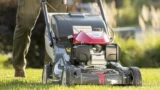 Nejlepší sekačky (srpen 2026): Weibang se chlubí motorem Kawasaki, pro obří pozemky je ale vhodná robotická varianta