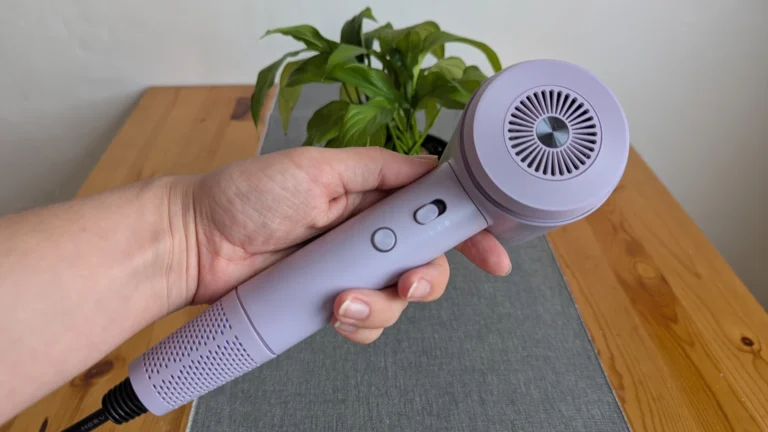 Otestovala jsem fén Truelife HairDryer D2: Lahodí oku a&nbsp;překvapí výkonem i&nbsp;funkcemi, vadily jen menší konstrukční nedostatky