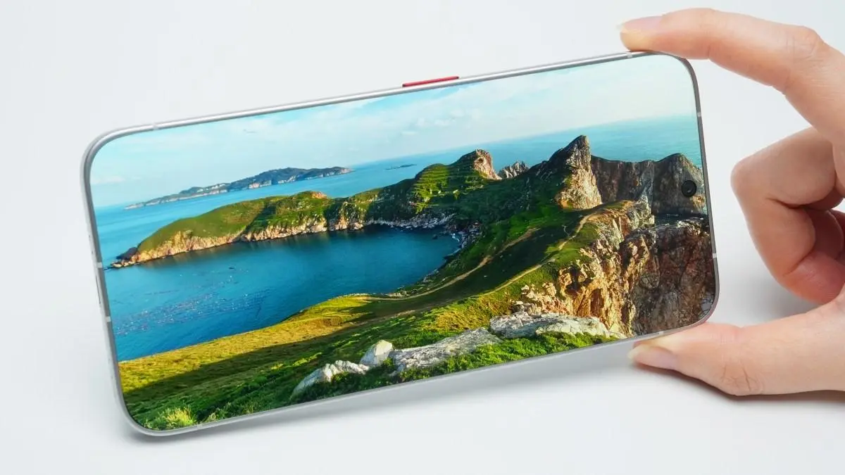 Mobil s&nbsp;rámečkem 0 milimetrů dorazí už v&nbsp;září: Tecno na technologii pracovalo roky, Češi si musí nechat zajít chuť