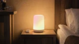 Nabíjecí lampa z&nbsp;Actionu: Za 225&nbsp;Kč&nbsp;mění barvy a&nbsp;funguje bez kabelu, porovnali jsme ji se 3 konkurenty