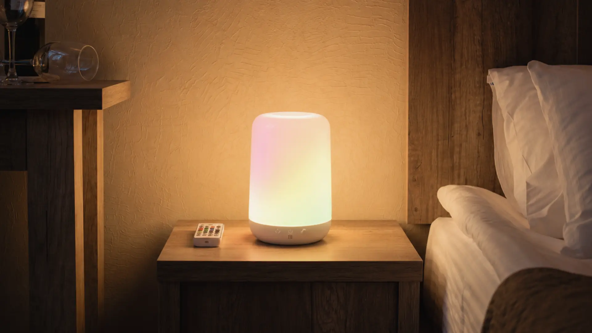 Nabíjecí lampa z&nbsp;Actionu: Za 225&nbsp;Kč&nbsp;mění barvy a&nbsp;funguje bez kabelu, porovnali jsme ji se 3 konkurenty