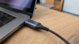 Kaufland láká na magnetický adaptér za 205&nbsp;Kč: Zabrání pádu notebooku i&nbsp;mobilu ze stolu, konkurence se hledá těžko