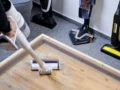 Oblíbený a&nbsp;levný tyčový vysavač Xiaomi má skvělý poměr ceny a&nbsp;výkonu. Nahradí ale vysavače Dyson za 20 tisíc? (Srovnání)