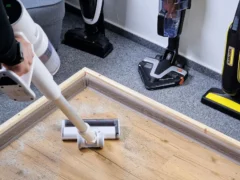 Oblíbený a&nbsp;levný tyčový vysavač Xiaomi má skvělý poměr ceny a&nbsp;výkonu. Nahradí ale vysavače Dyson za 20 tisíc? (Srovnání)