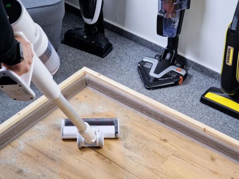 Oblíbený a&nbsp;levný tyčový vysavač Xiaomi má skvělý poměr ceny a&nbsp;výkonu. Nahradí ale vysavače Dyson za 20 tisíc? (Srovnání)