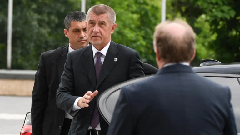 Vláda schválila vyšší důchody pro seniory nad 80 let: Od roku 2027 přistane na účtu až o&nbsp;1&nbsp;000&nbsp;Kč&nbsp;víc