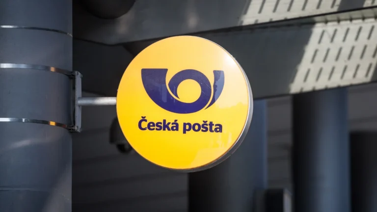 Česká pošta zdražila výplatu důchodu v&nbsp;hotovosti (2026): „Může to vést k&nbsp;závislosti na druhých,“ varuje expert