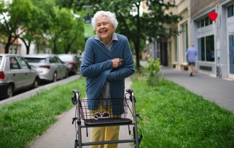 3 nejlepší chodítka pro seniory (2026): HomeLife CHS100 vede cenou, DMA 101&nbsp;Š počtem recenzí, Antar terénem